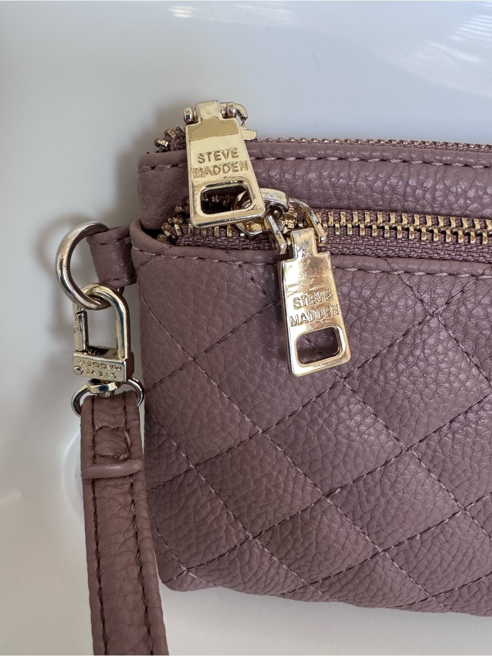 Steve Madden Quilted Wristlet Clutch Wallet Taupe Gold Zip Pouch Chic Bag Neutra - Picture 11 of 16